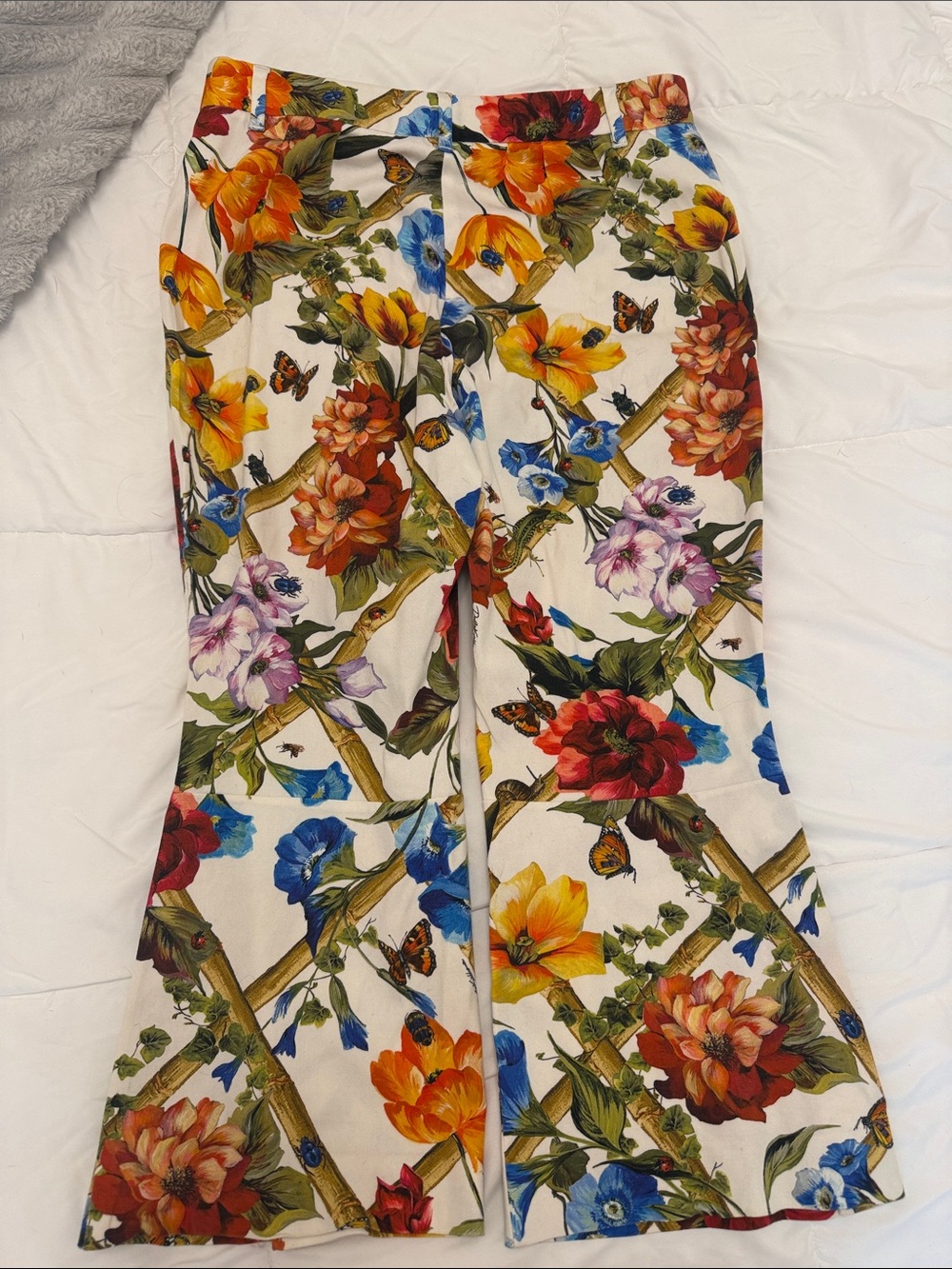 Dolce & Gabbana Floral Cropped Pants in White with Multicolor Blooms - Picture 4 of 4